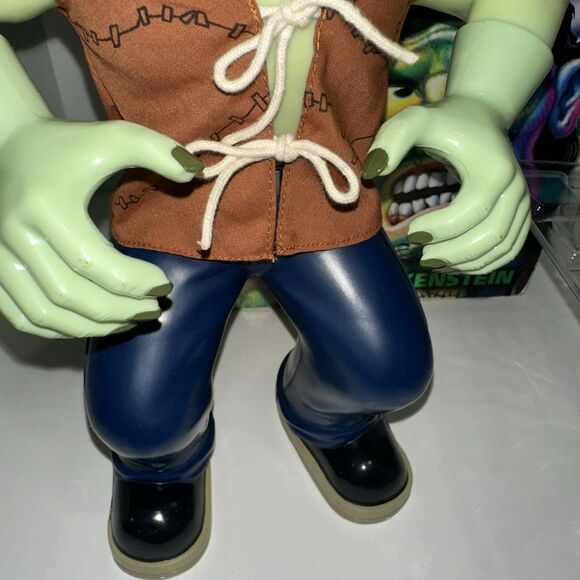 MANLEY TOY QUEST STRETCH SCREAMERS ELECTRONIC FRANKENSTEIN WITH BOX - Picture 8 of 16